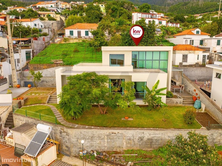 Moradia em São Roque com Vista Sobre a Baía do Funchal