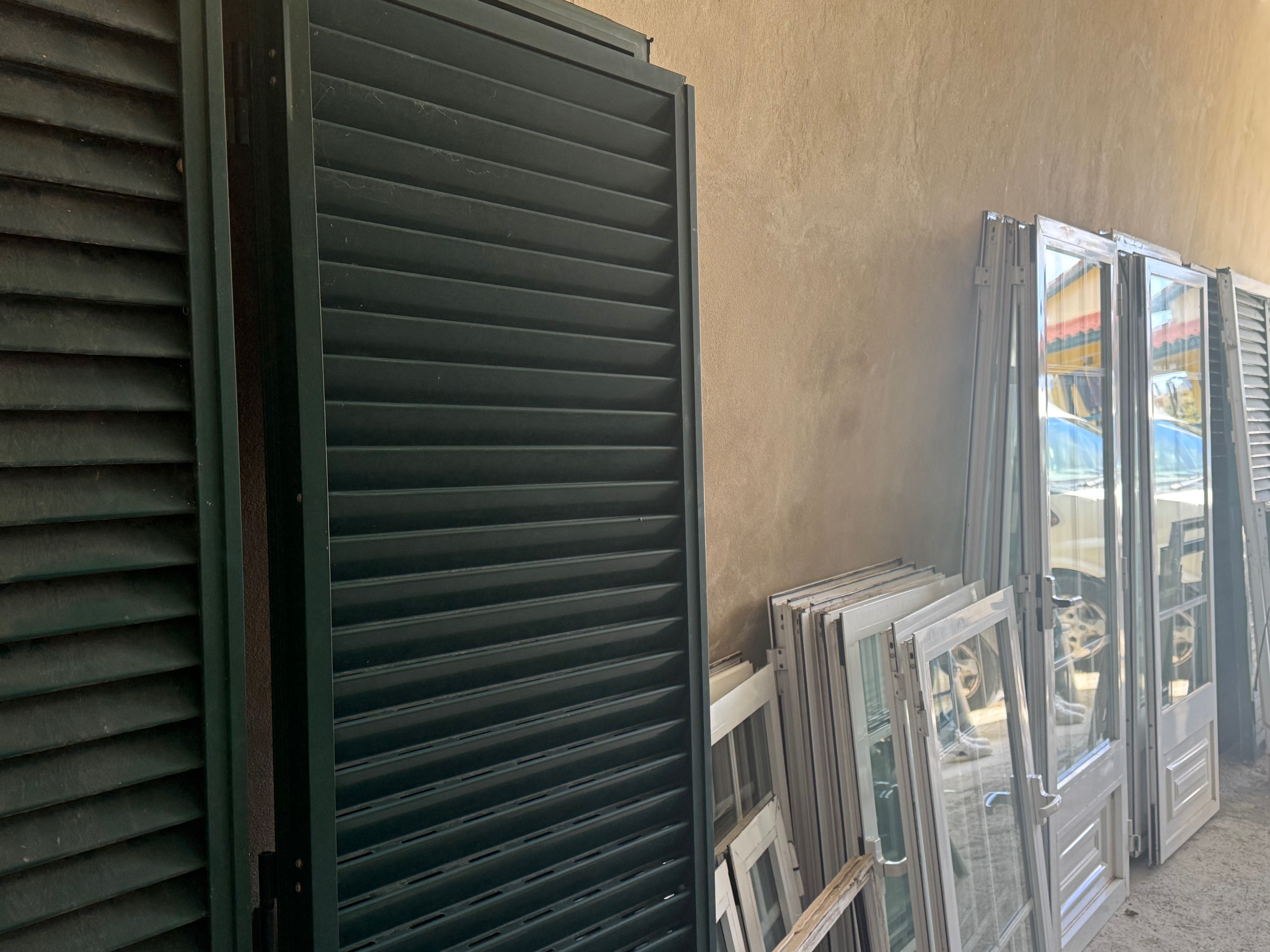 Conjunto de Portas e janelas usadas em bom estado