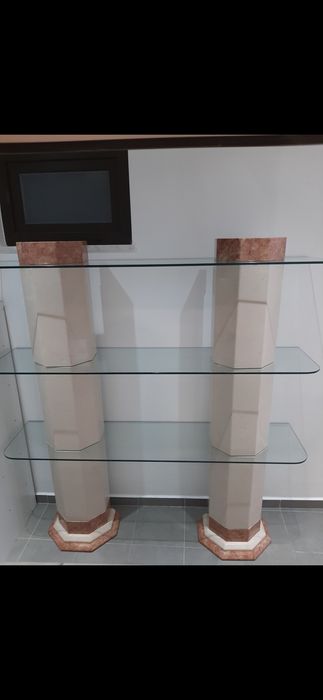 Móvel de colunas em pedra mármore e vidro