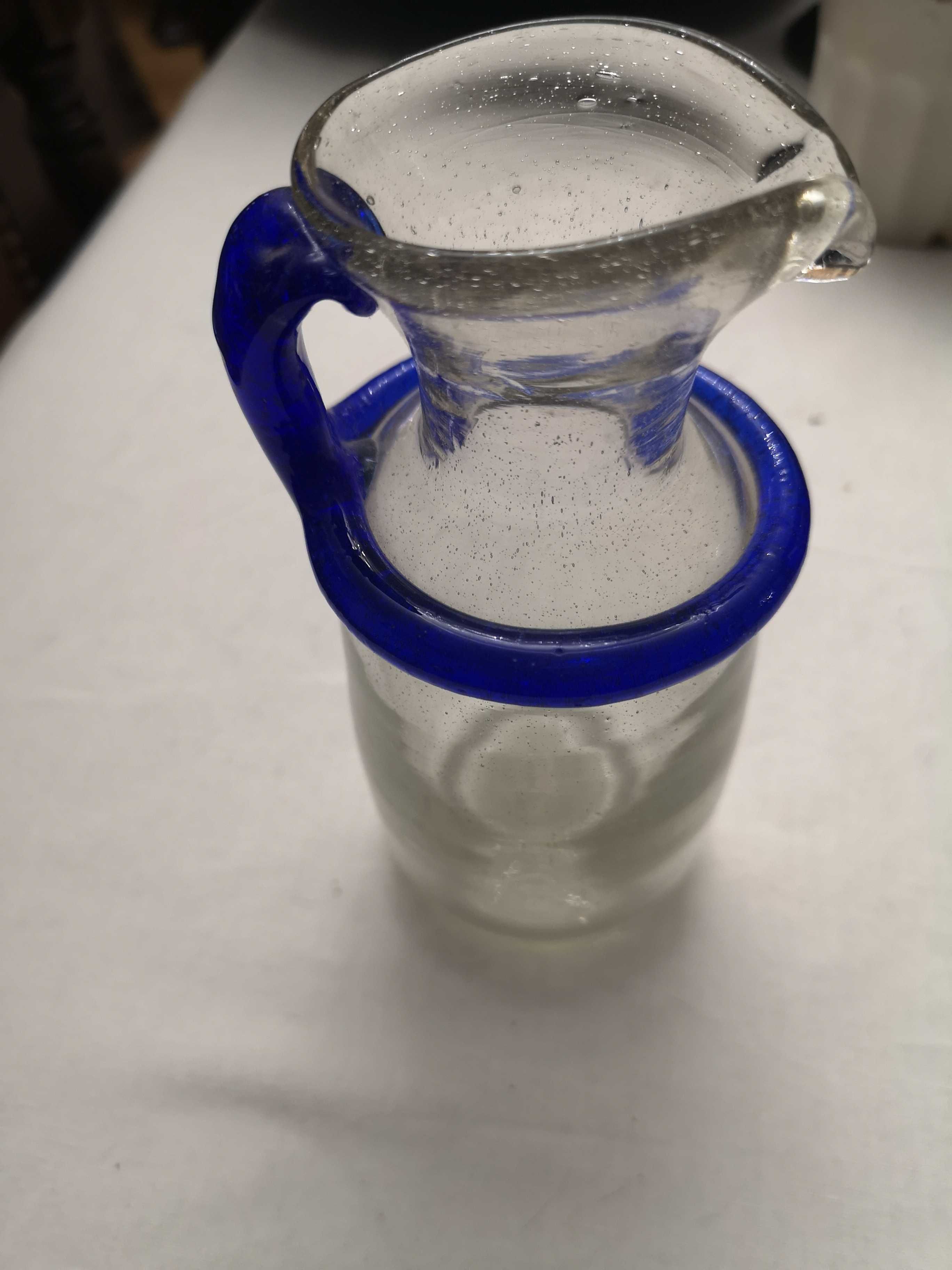 1jarro de vidro de sopro e 1 de porcelana