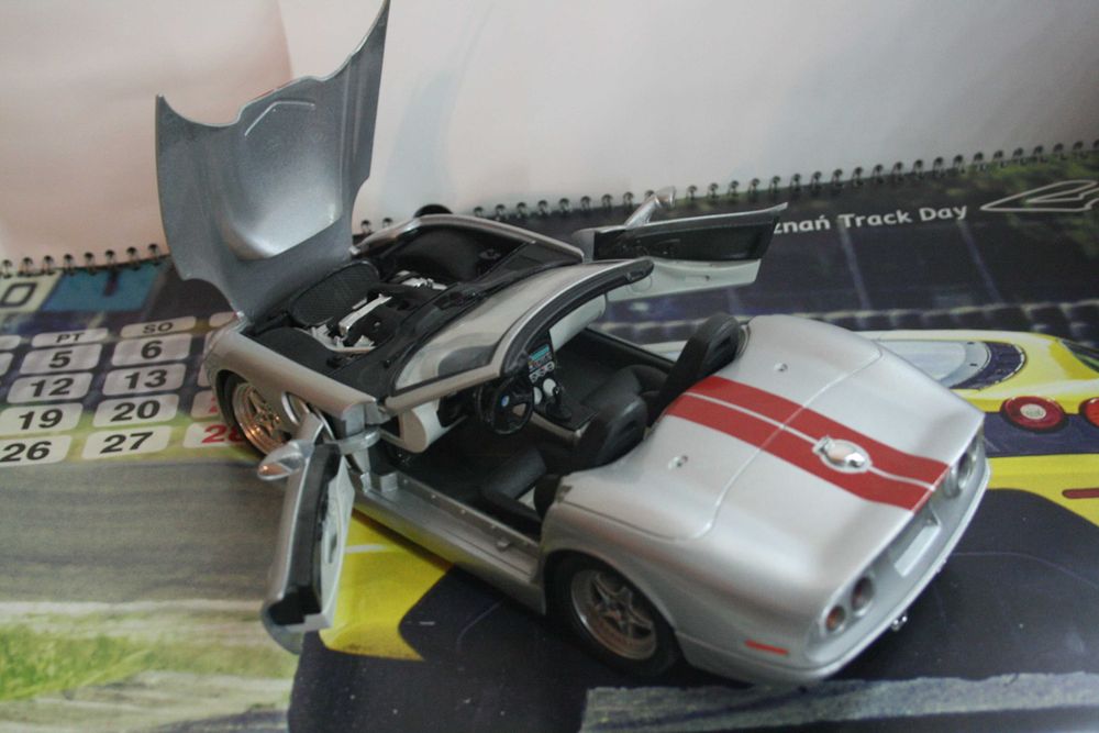 Model Shelby Series 1 1999 Bburago 1/18
