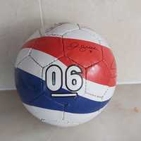 Bola de futebol Pepsi com assinaturas impressas