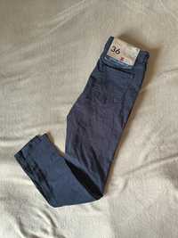 Granatowe spodnie skinny jeans