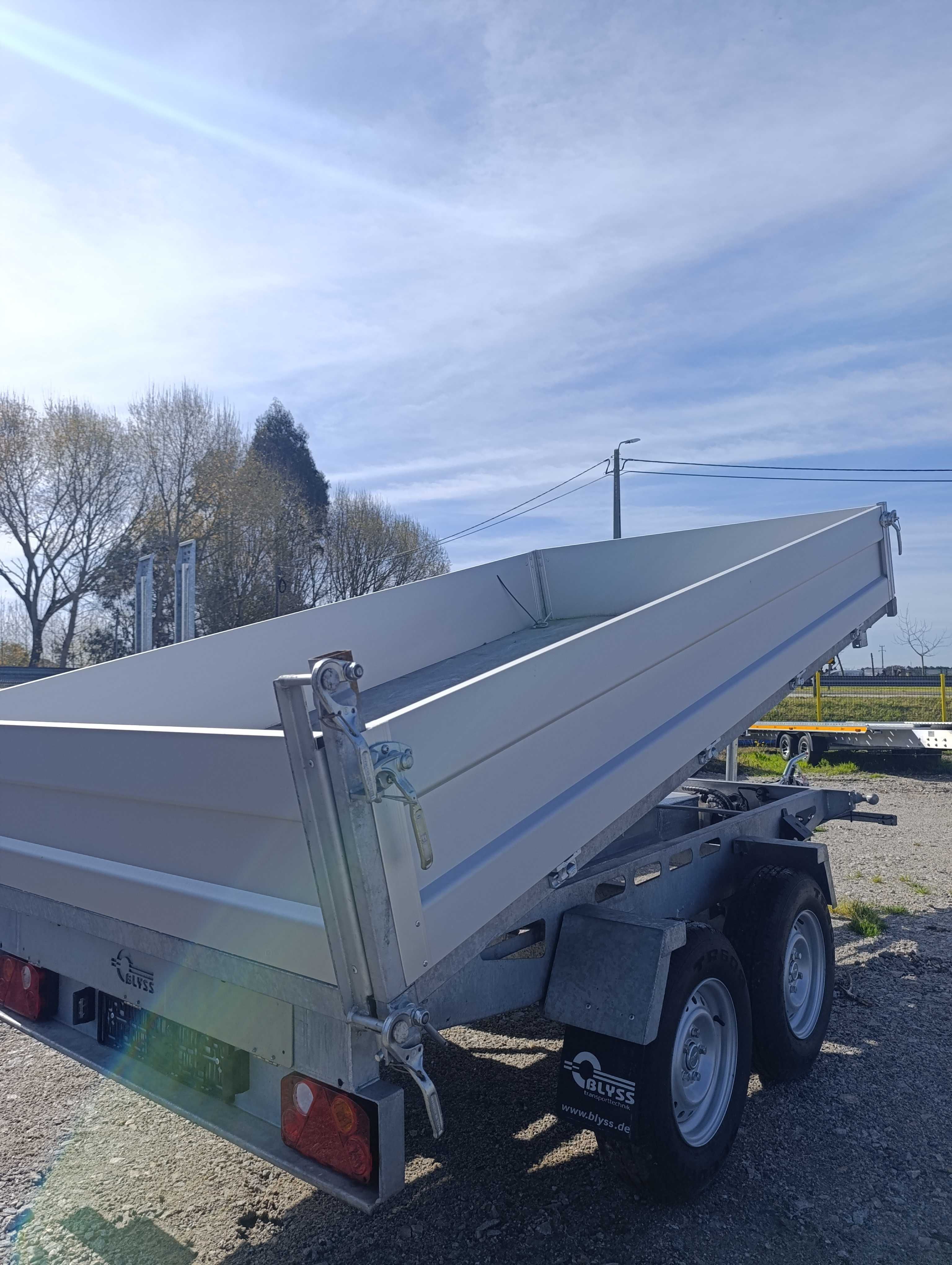 ATRELADO BASCULANTE 3 VIAS, Bomba eléctrica e manual, carrega 2550kg