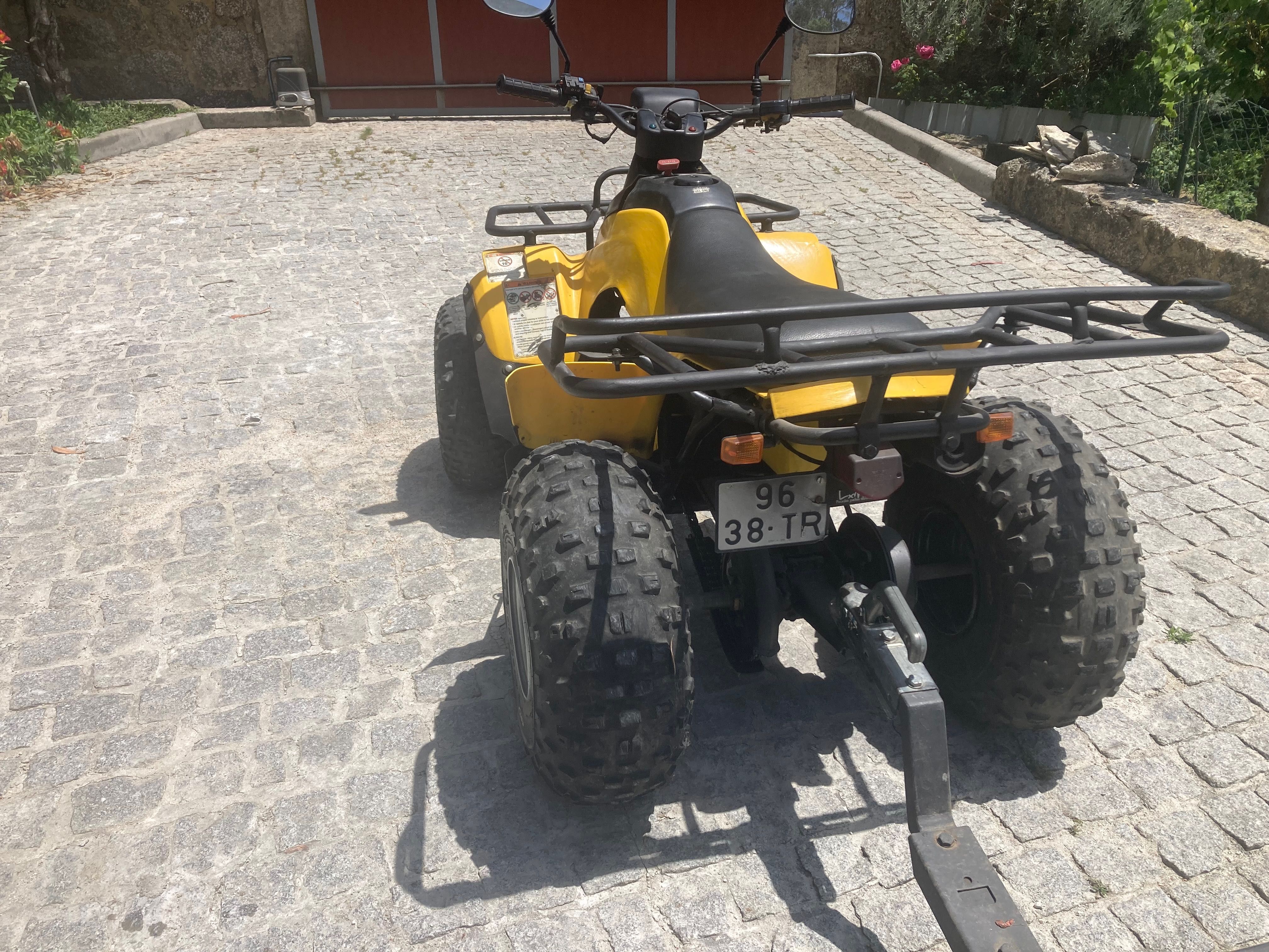 Moto 4 Suzuki LT-F 160 Quadrunner com atrelado