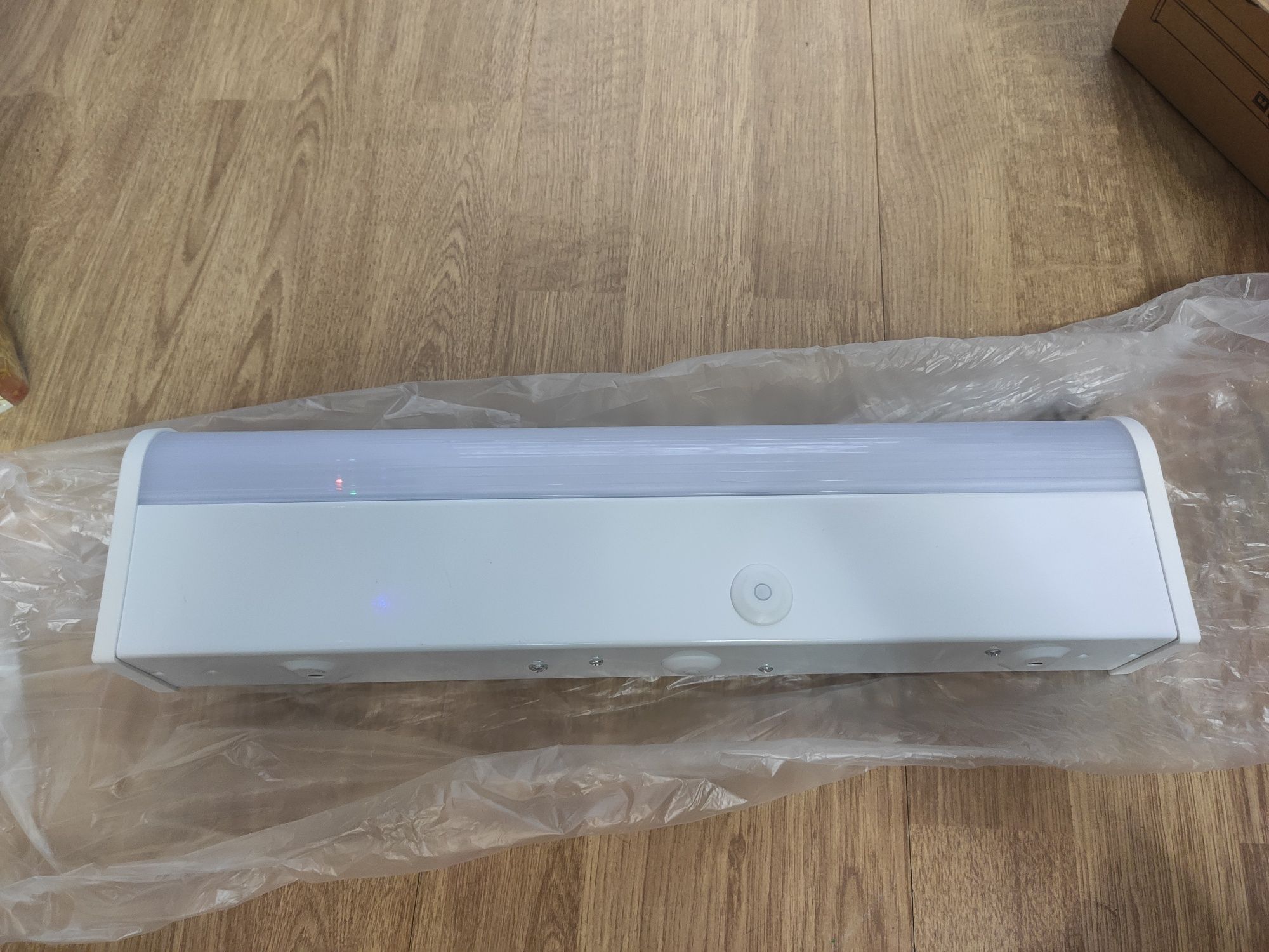 Lampa ścienna LED nad lustro 41 cm IP44 z przełącznikiem i gniazdkiem