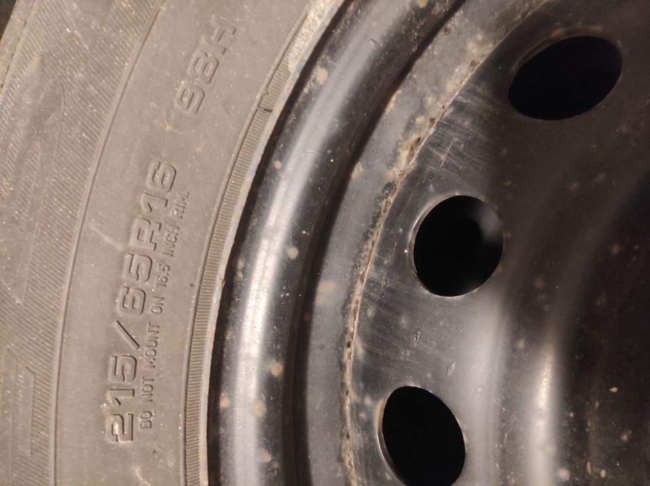 Opony zimowe na felgach stalowych 215/65 R16