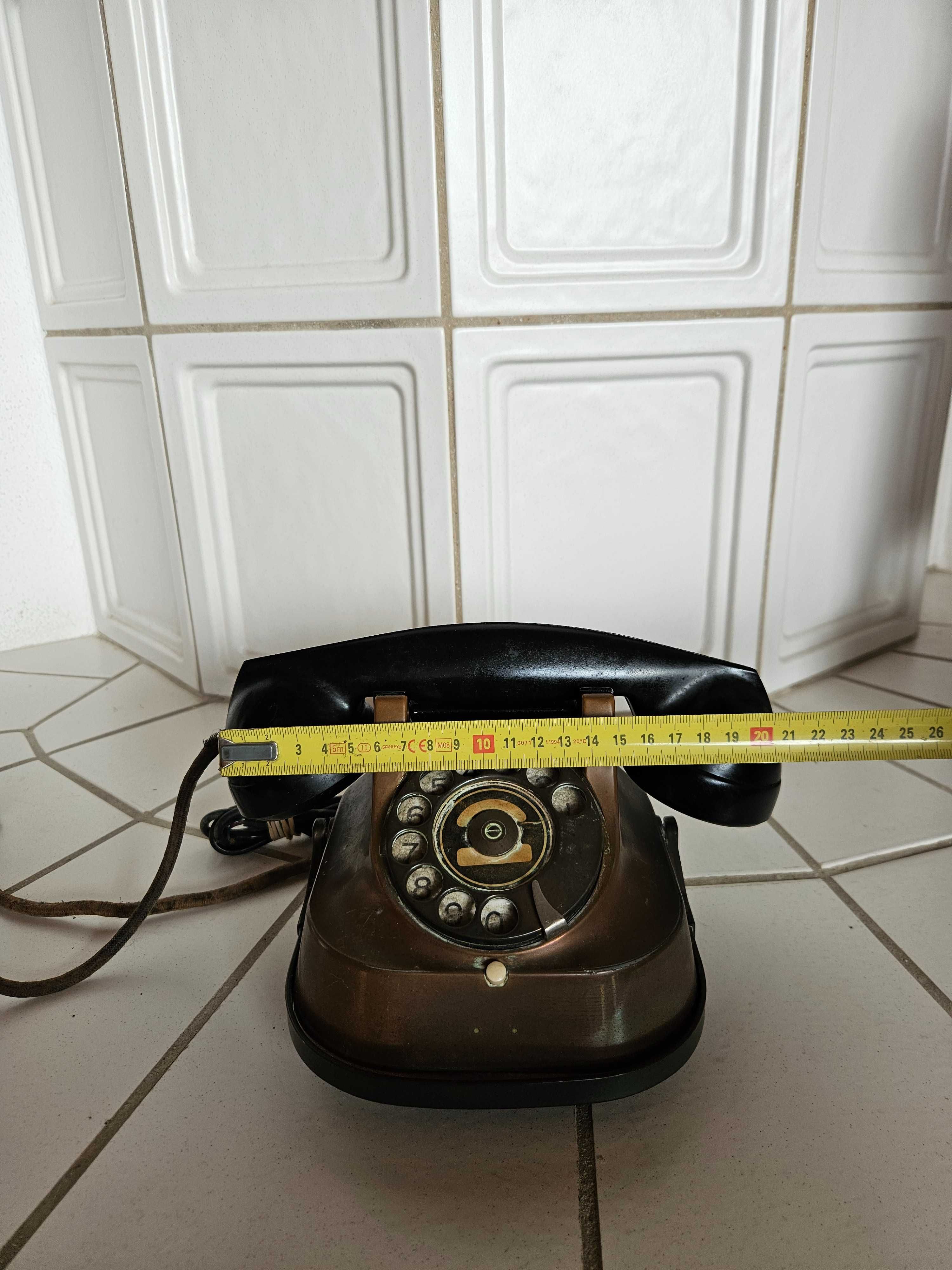Stary telefon tarczowy z miedzianą obudową z 1956 r