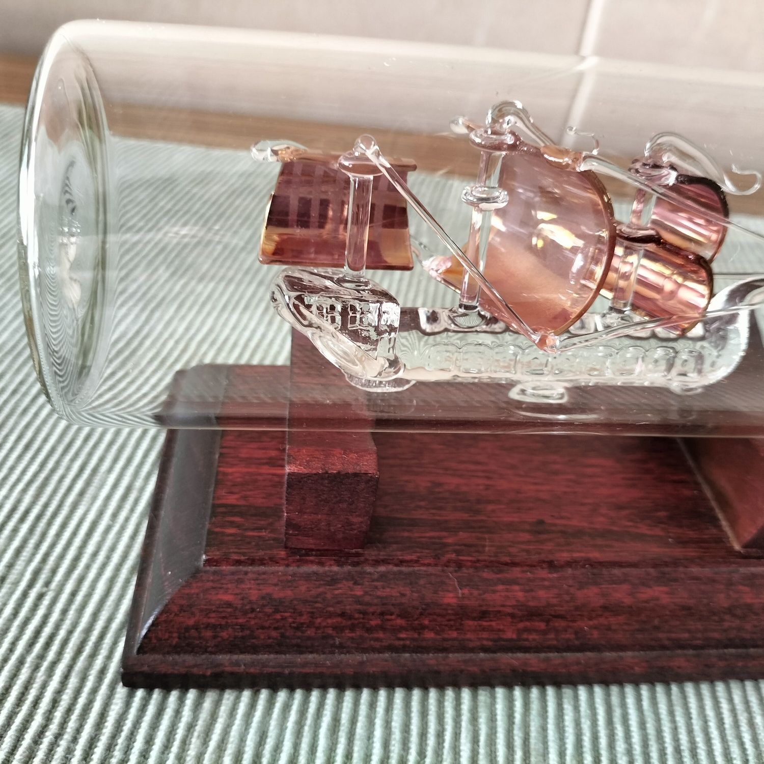 Garrafa vidro com barco no interior, impecável , comprimento 25 cm