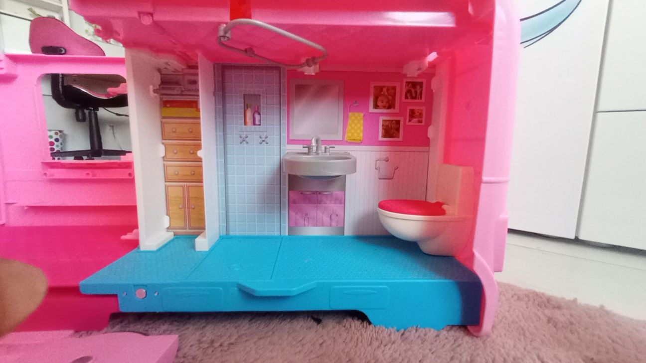 Camper Barbie z basenem