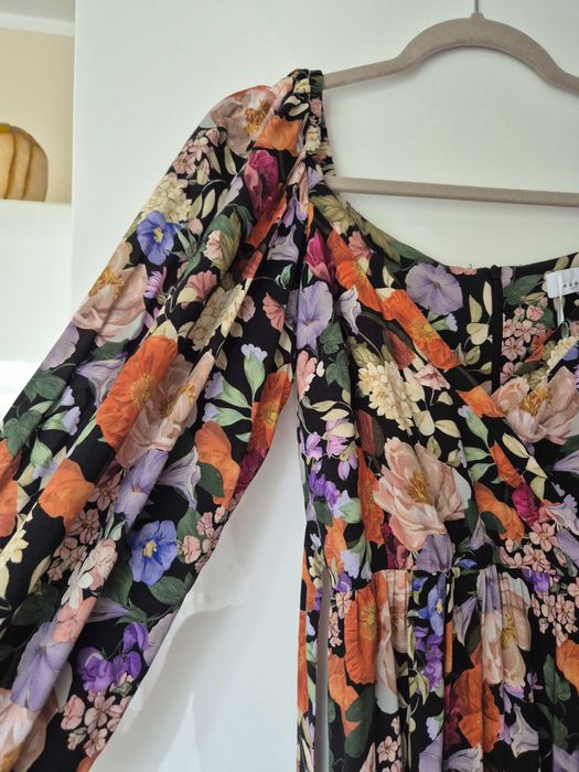 Sukienka w kwiaty Laurella S