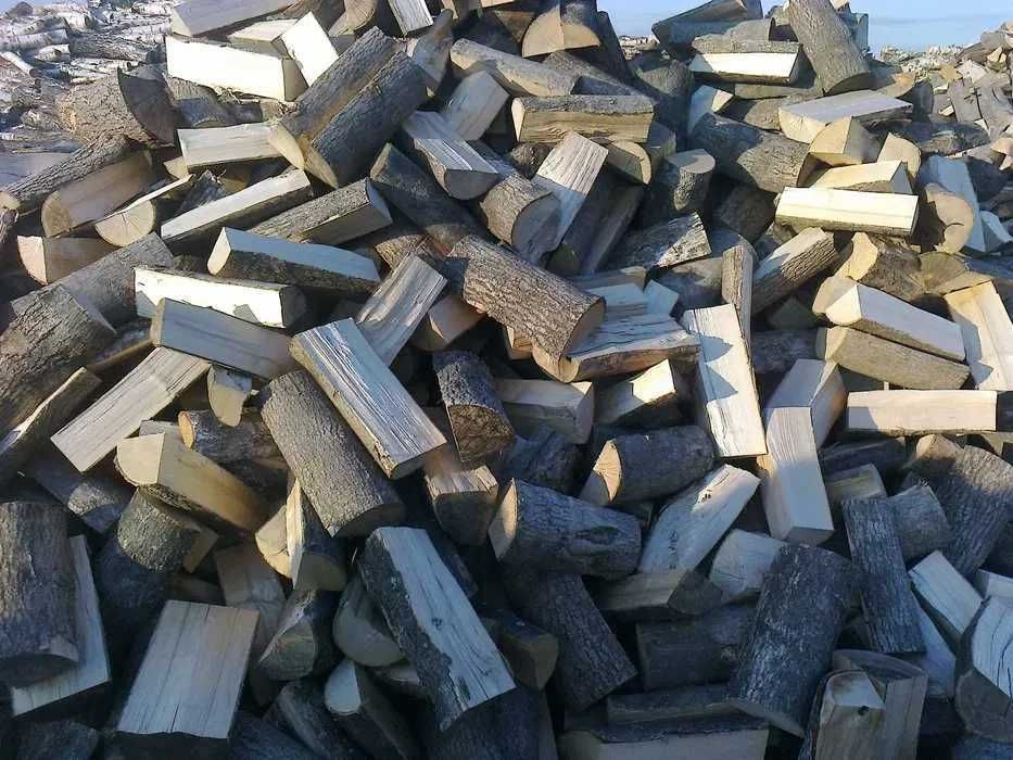 Sezonowane, połupane drewno kominkowe i opałowe