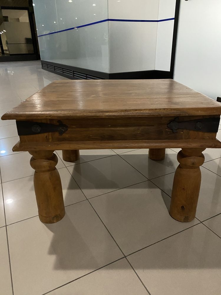 Mesa em madeira maciça