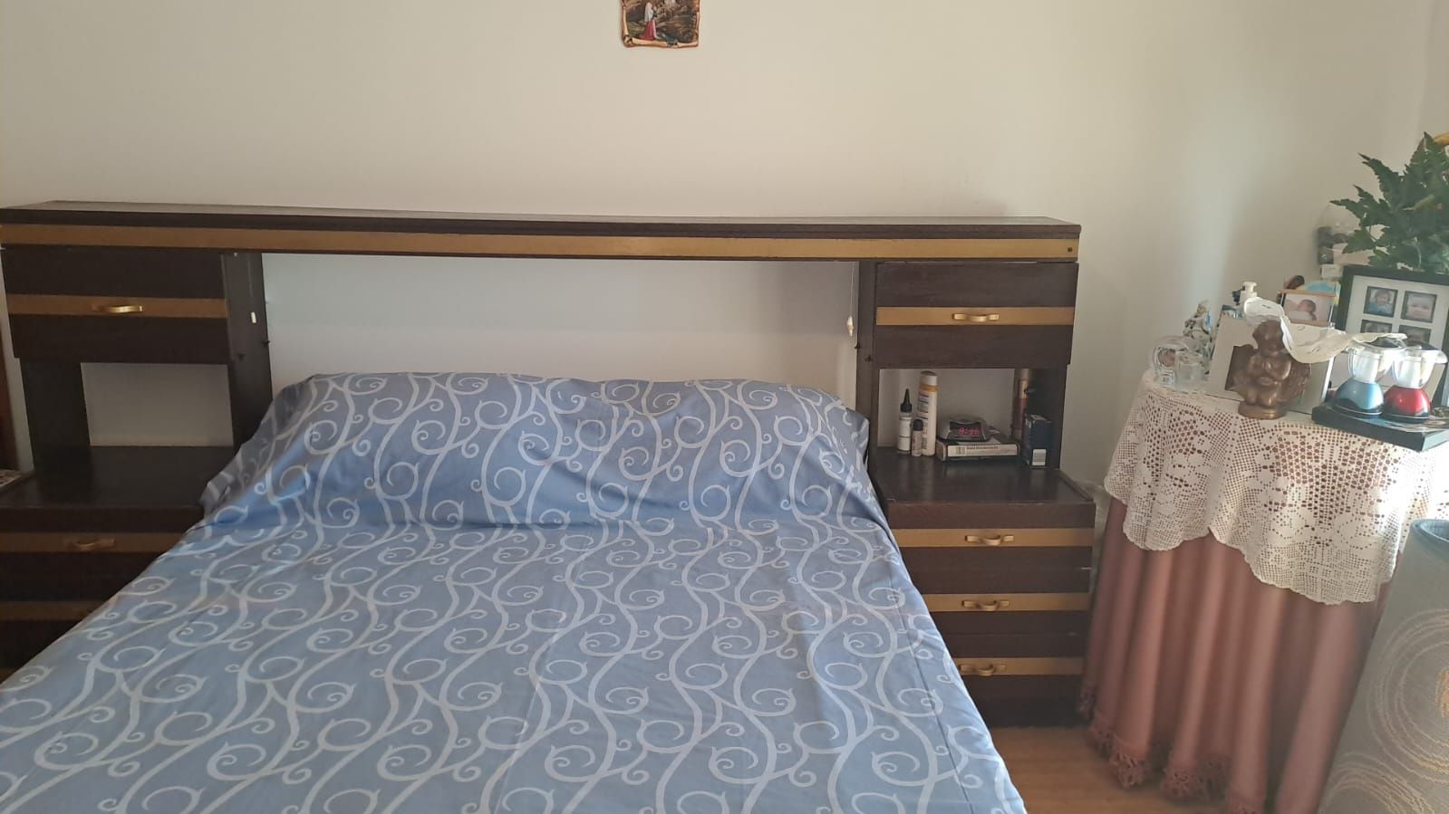 Cama de casal e mesas de cabeceira