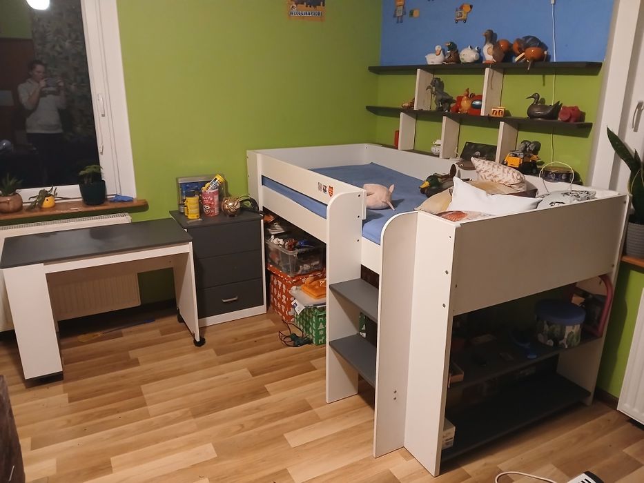 Łóżko na antresoli, biurko, szafka