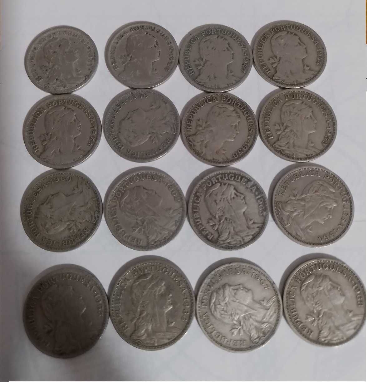 Lote de 16 moedas circuladas, de 50 centavos Alpaca