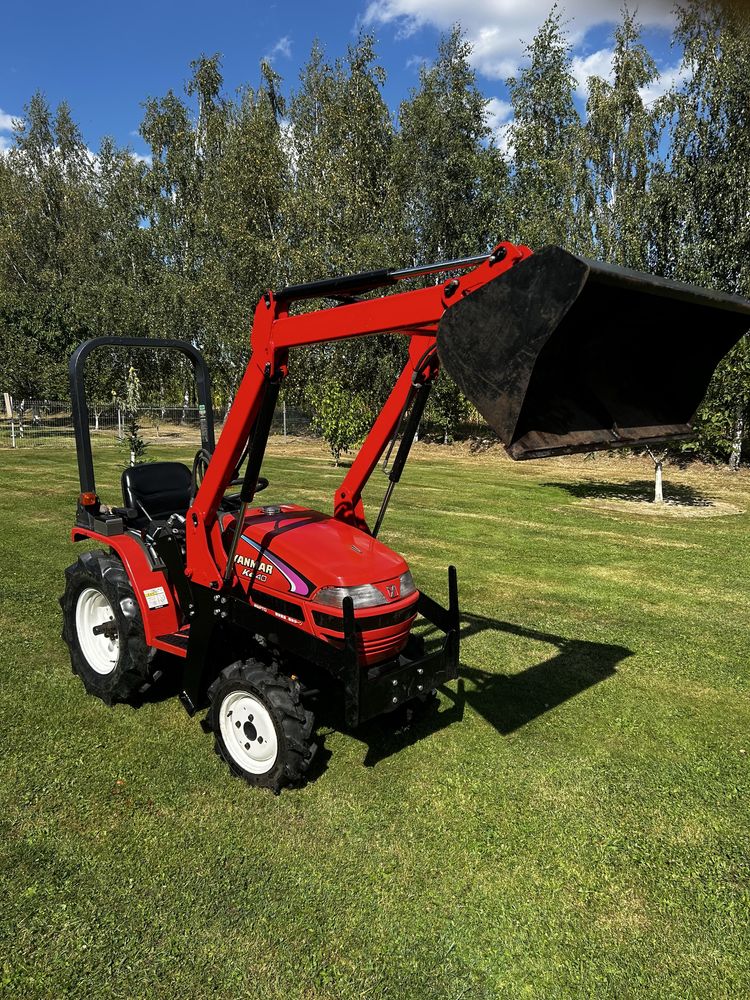 Ciągnik Yanmar KE-40 z ładowaczem czołowym, pługiem i glebogryzarką