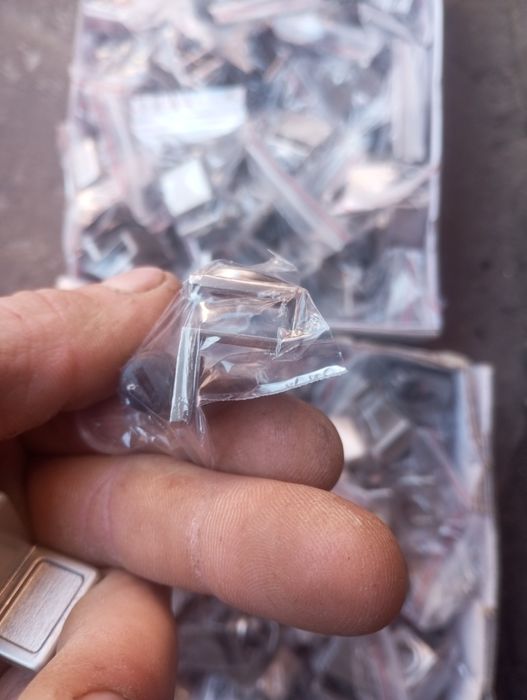 РУЧКА ДЛЯ СКЛЯНИХ ДВЕРЕЙ хром макс= 6 мм 20 х 28мм ціна договірна