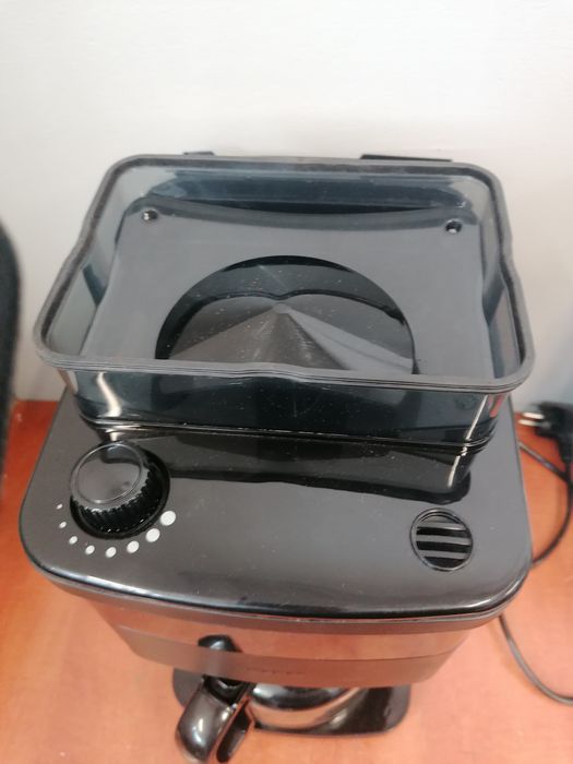 Ekspres do kawy przelewowy z młynkiem