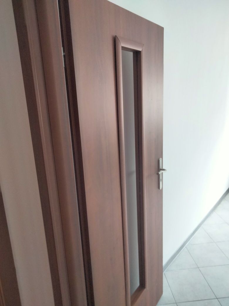 4 pary drzwi z ościeżnicami