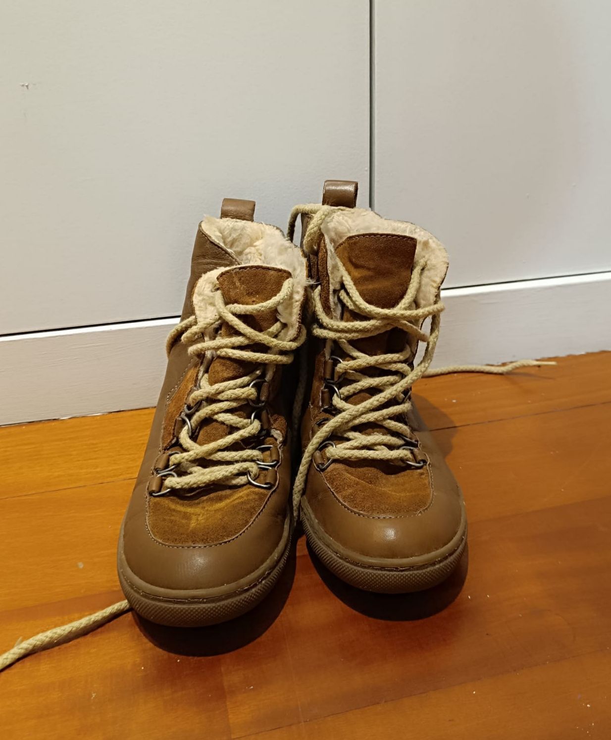 Botas com pelo e sola compensada interior Zara