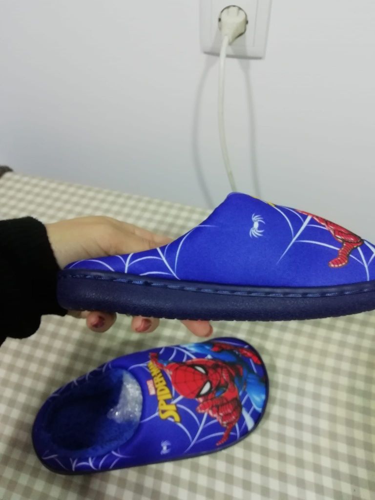 Vende se pantufas novas para menino do homem aranha