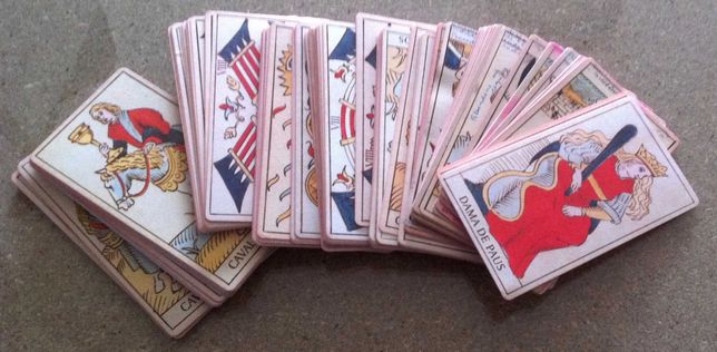 varios baralhos de cartas tarot