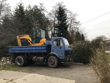 Transport kruszyw utwardzanie terenu itp...  Roboty ziemne koparka