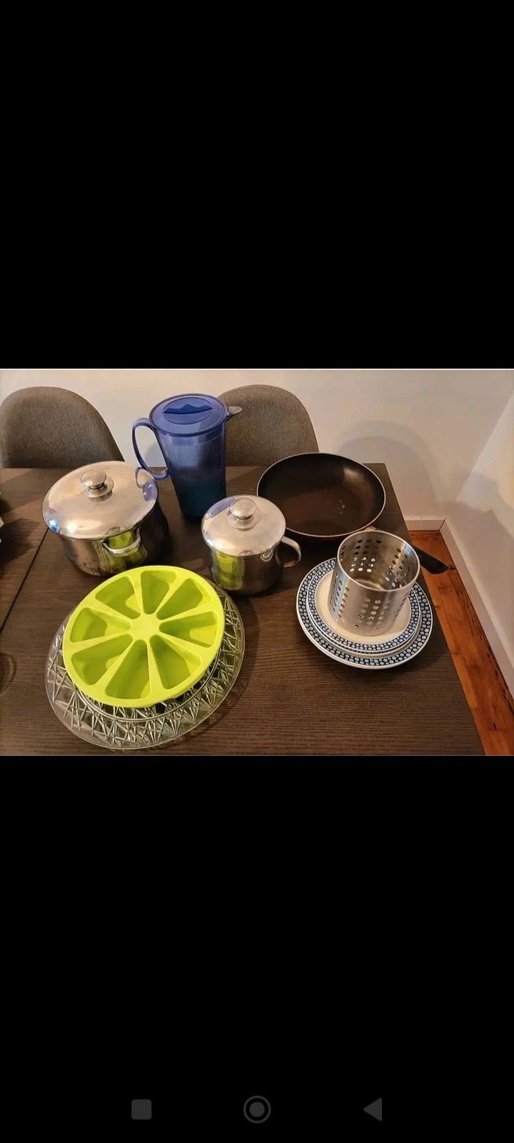 Conjunto de utensílios de cozinha variados.

- Jarra azul com tampa.
-
