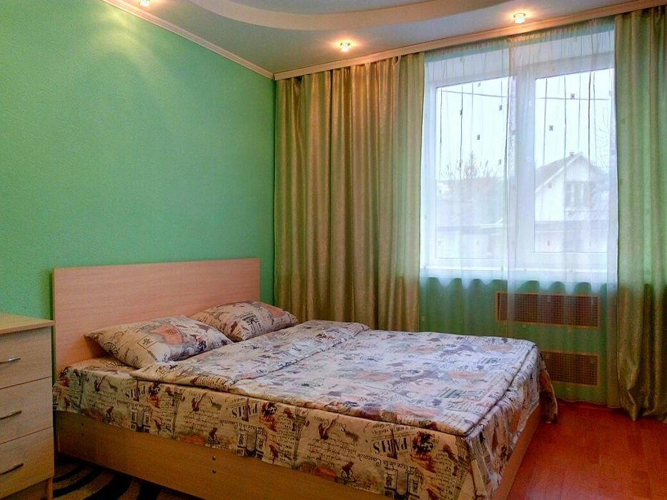 1-кім. Центр. "Злата плаза". Дзеркальна шафа навпроти ліжка. Подобово.