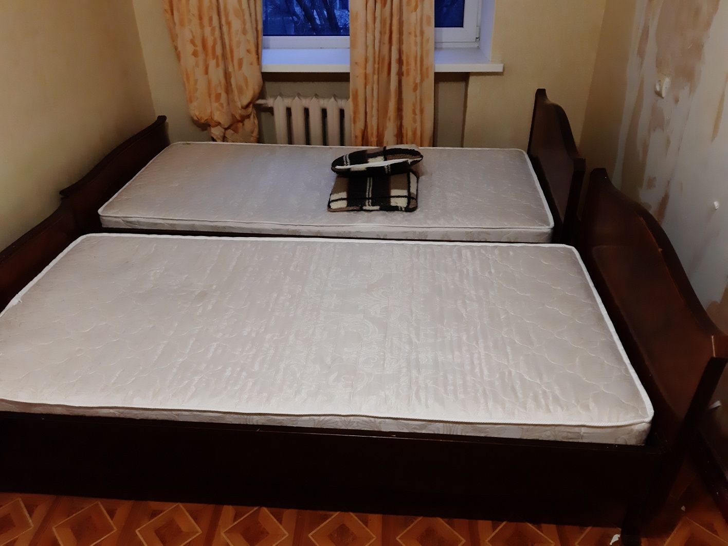 Ліжко дерев'яне з матрацем б/в