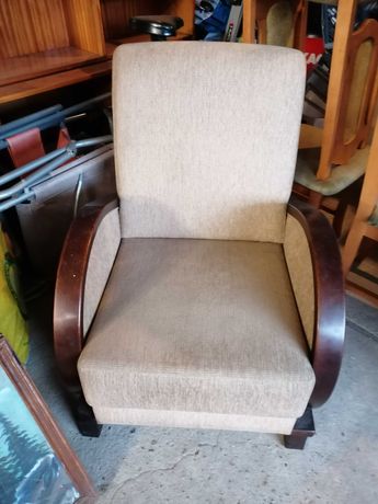 M1751. Fotel bezowy boki ciemne drewno