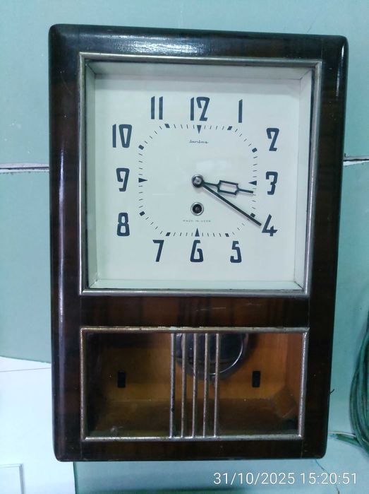 Настінний годинник з маятником Янтарь часів СРСР.