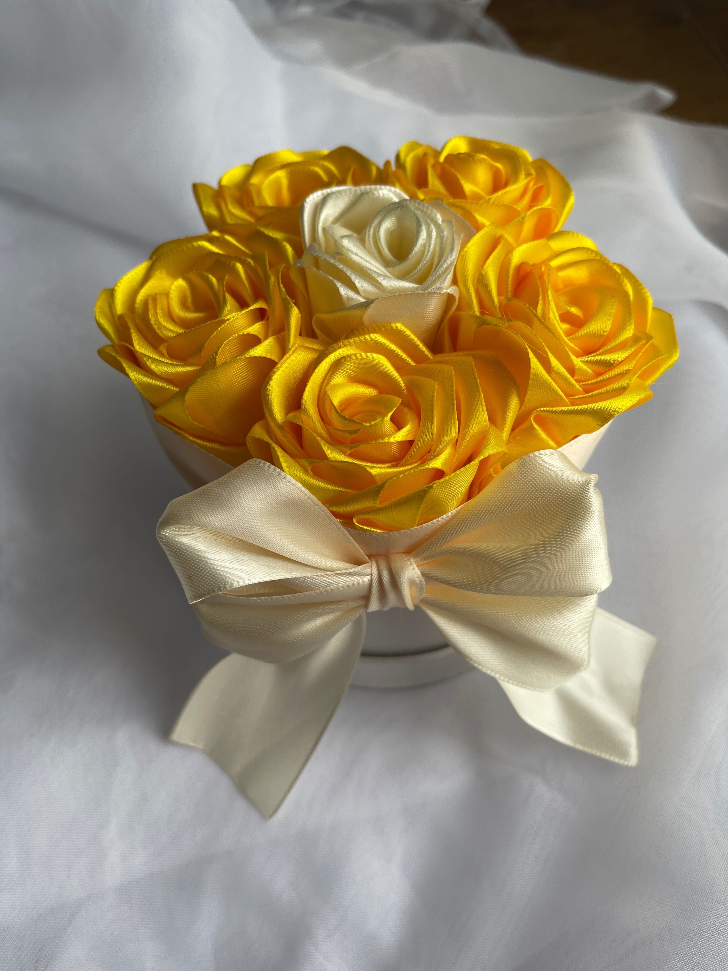 Arranjo de flores de cetim