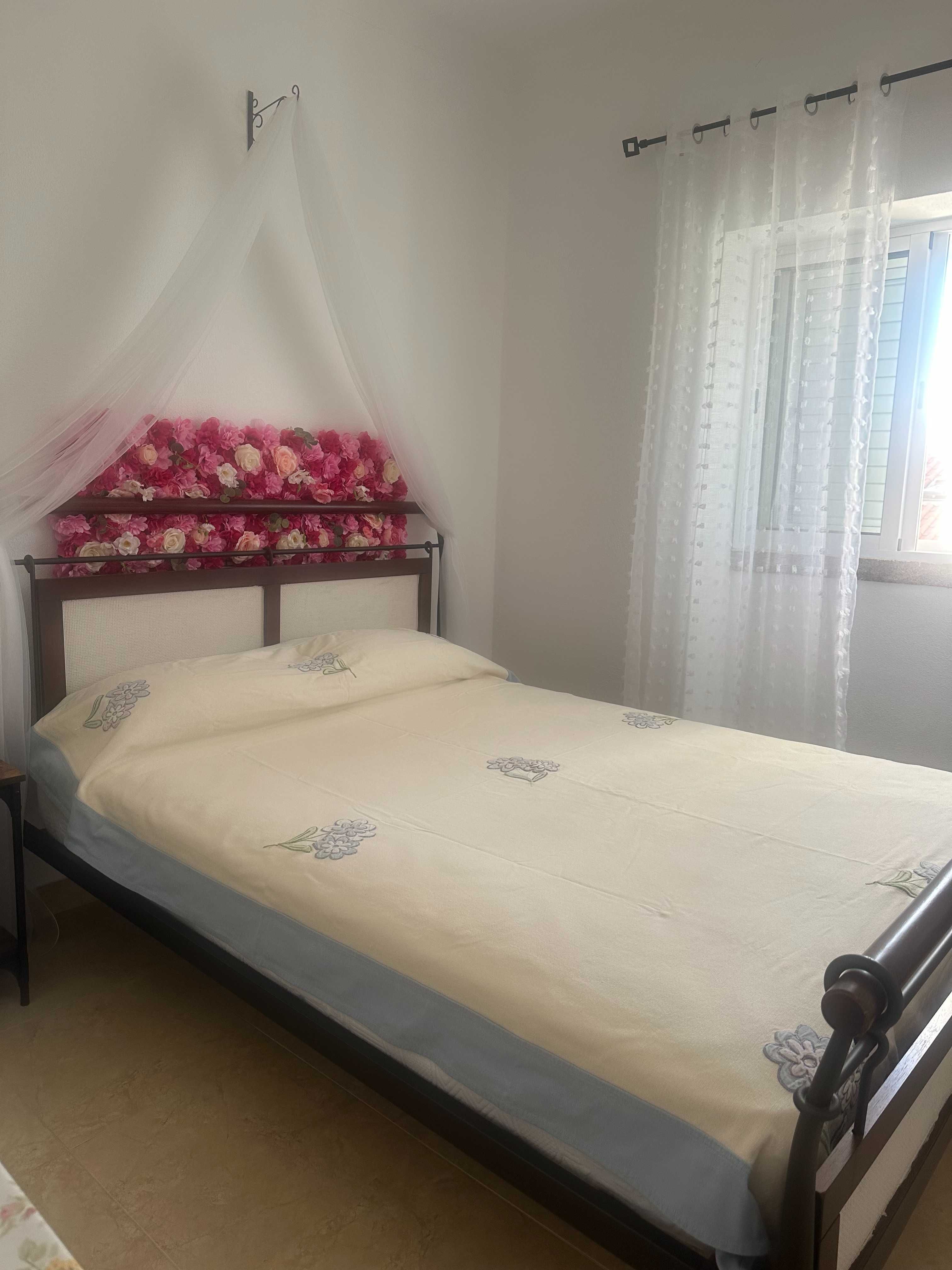 cama de casal em ferro e madeira