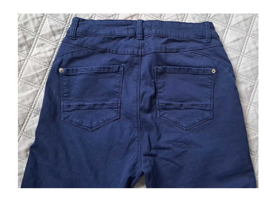 Granatowe spodnie z wysokim stanem Reserved