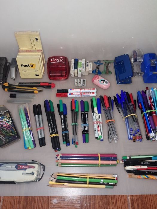 Diverso Material Escolar e de Escritório