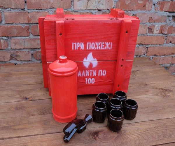 Подарочный набор службы МЧС, огнетушитель в деревянном ящике с рюмками