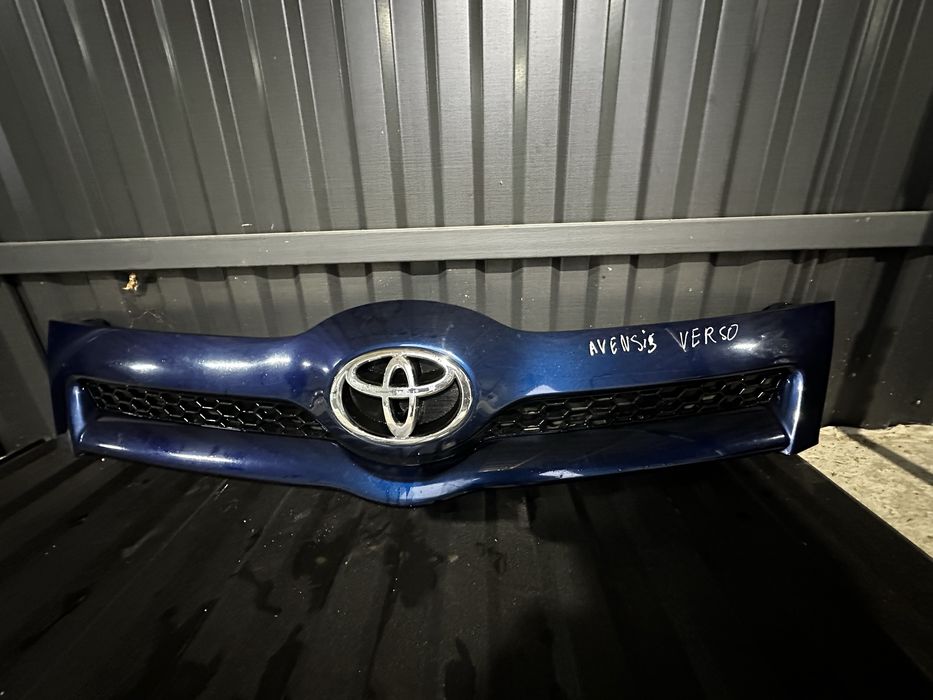 Решітка радіатора Toyota corolla verso корола версо