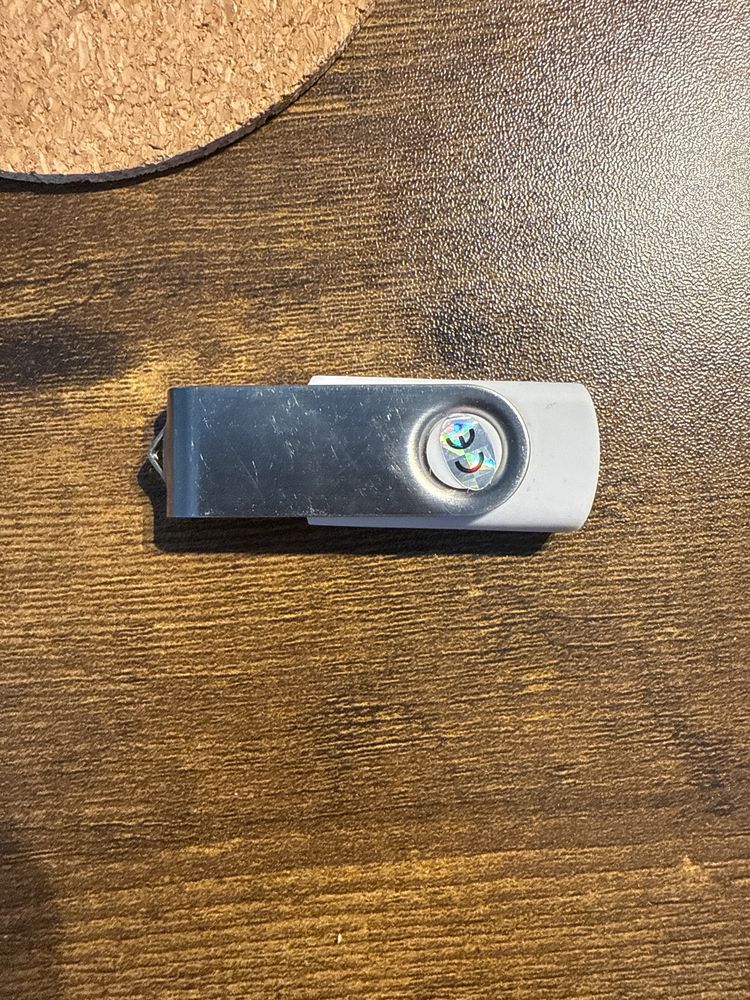 Pendrive 4 GB bialy chowany