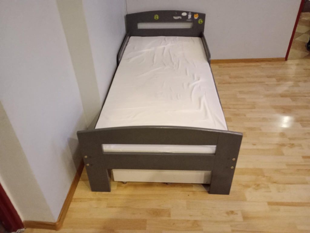 Łóżko jednoosobowe,dziecięce z szufladą