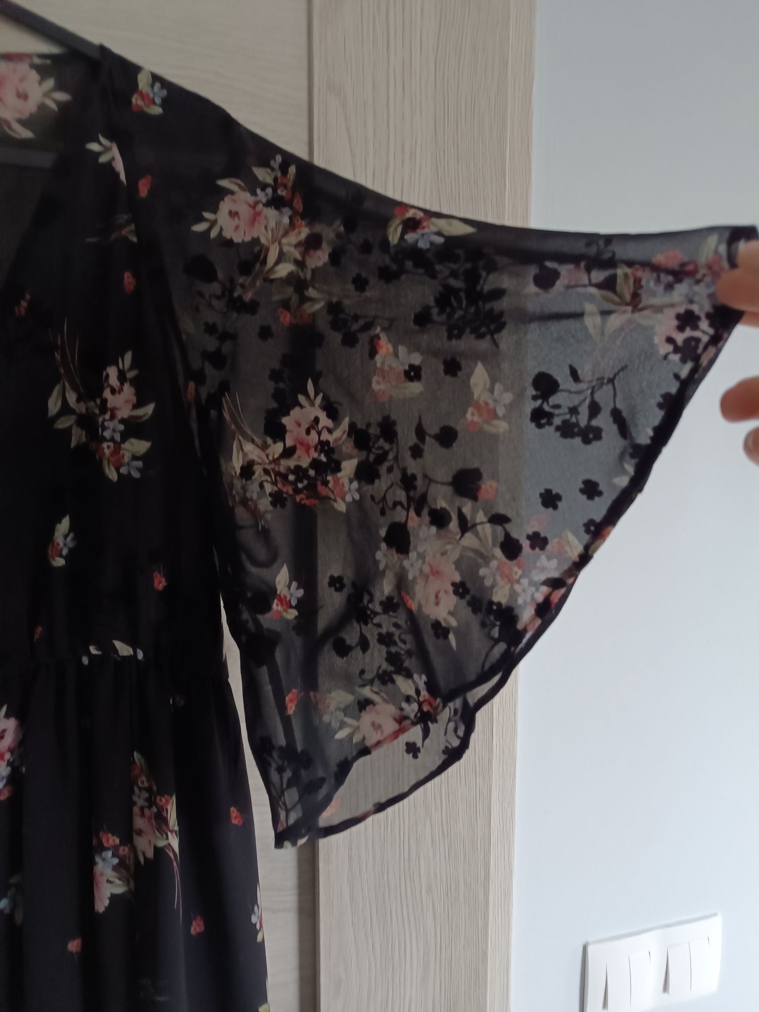 Sukienka w kwiaty Zara 38