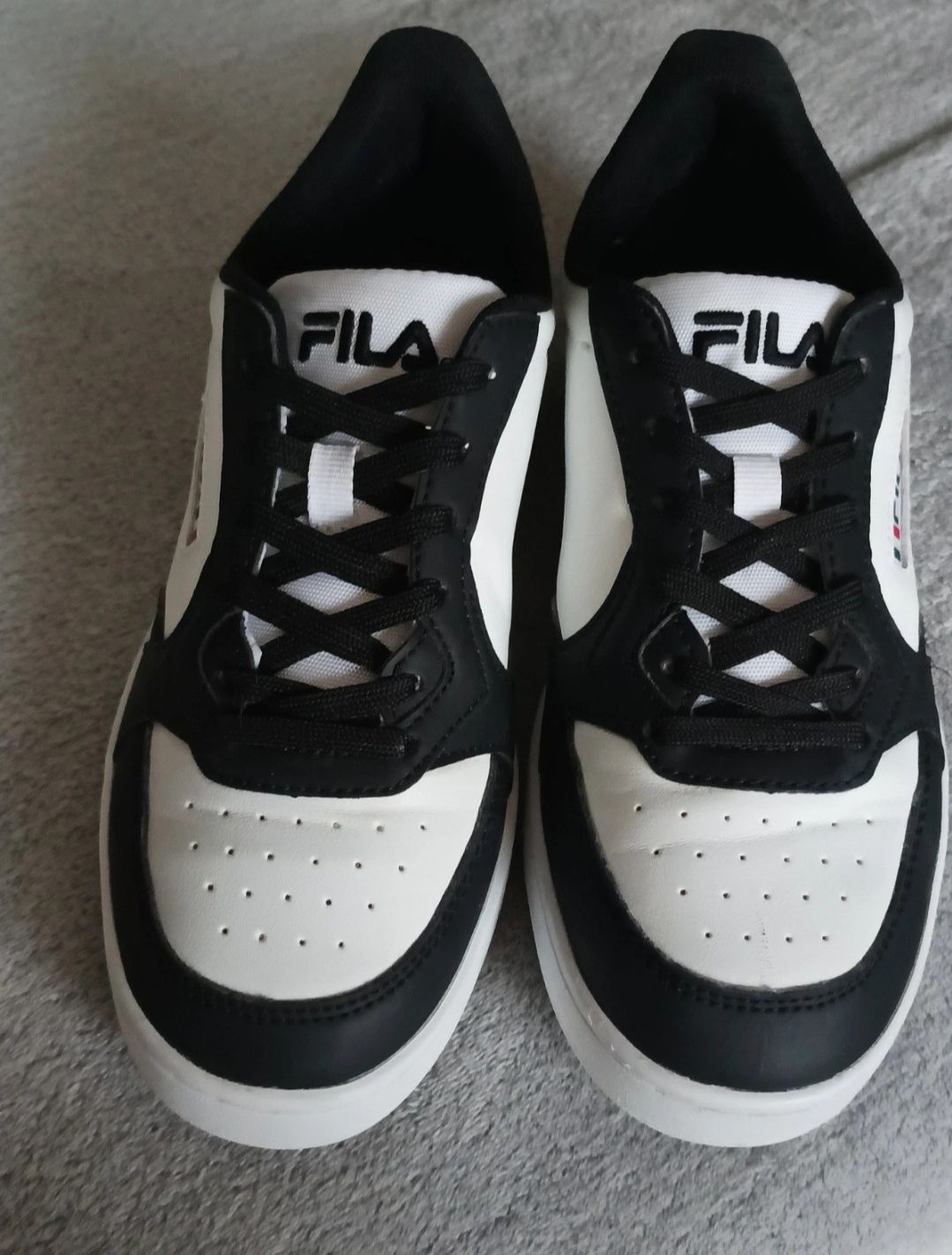 Czarno-białe sneakersy Fila
