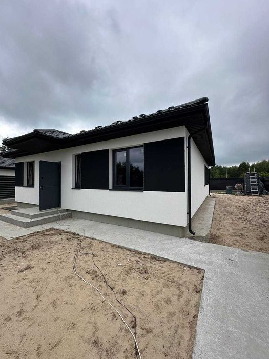 Одноповерховий будинок в Дмитрівці поруч ліс та центральна дорога