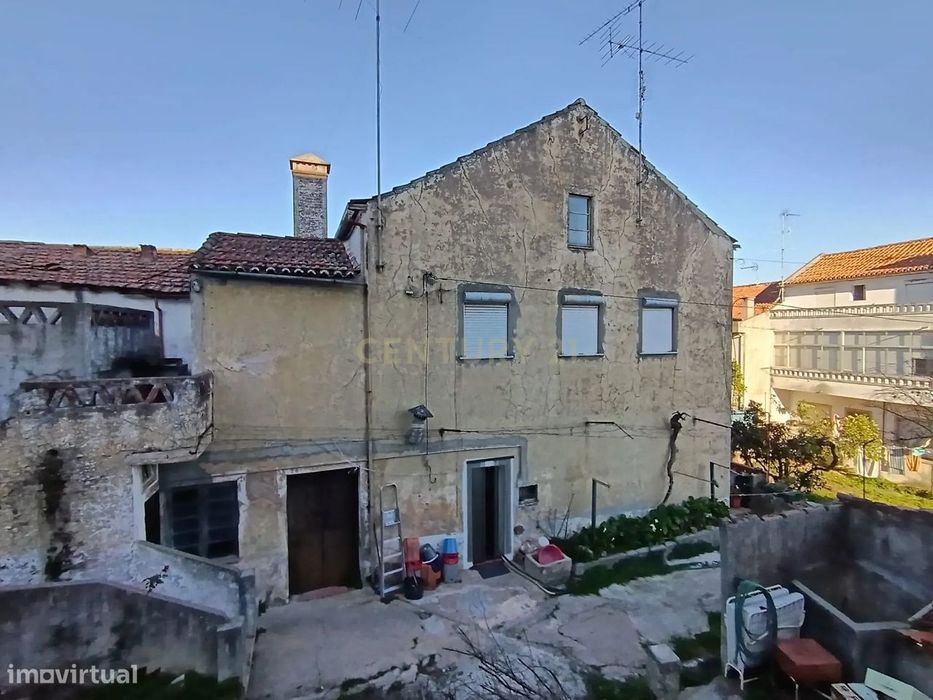 Casa Antiga com Logradouro, em Castelo Branco