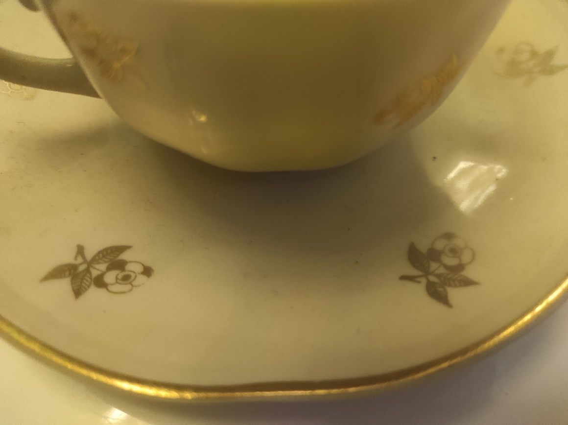 Porcelana Chodzież - filiżanka ze spodkiem, złoty kwiatek - relikt PRL