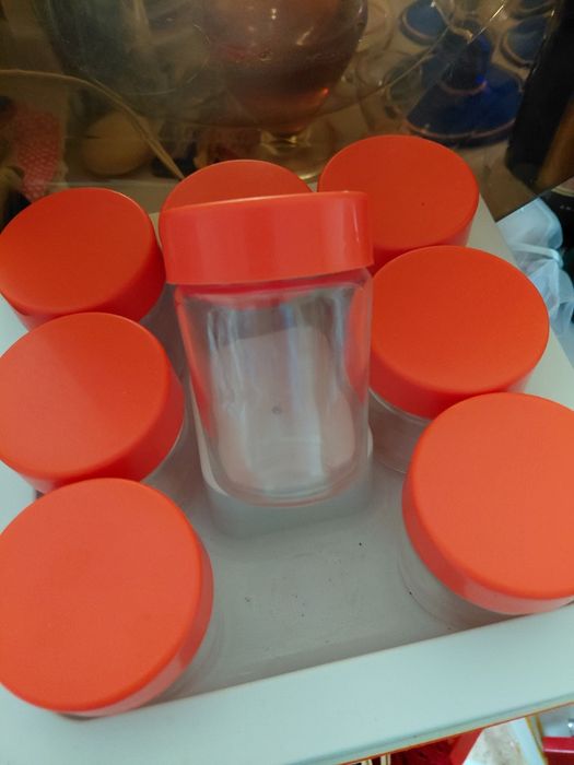 Iogurteira SEB, com 8 frascos de vidro com tampa. A funcionar