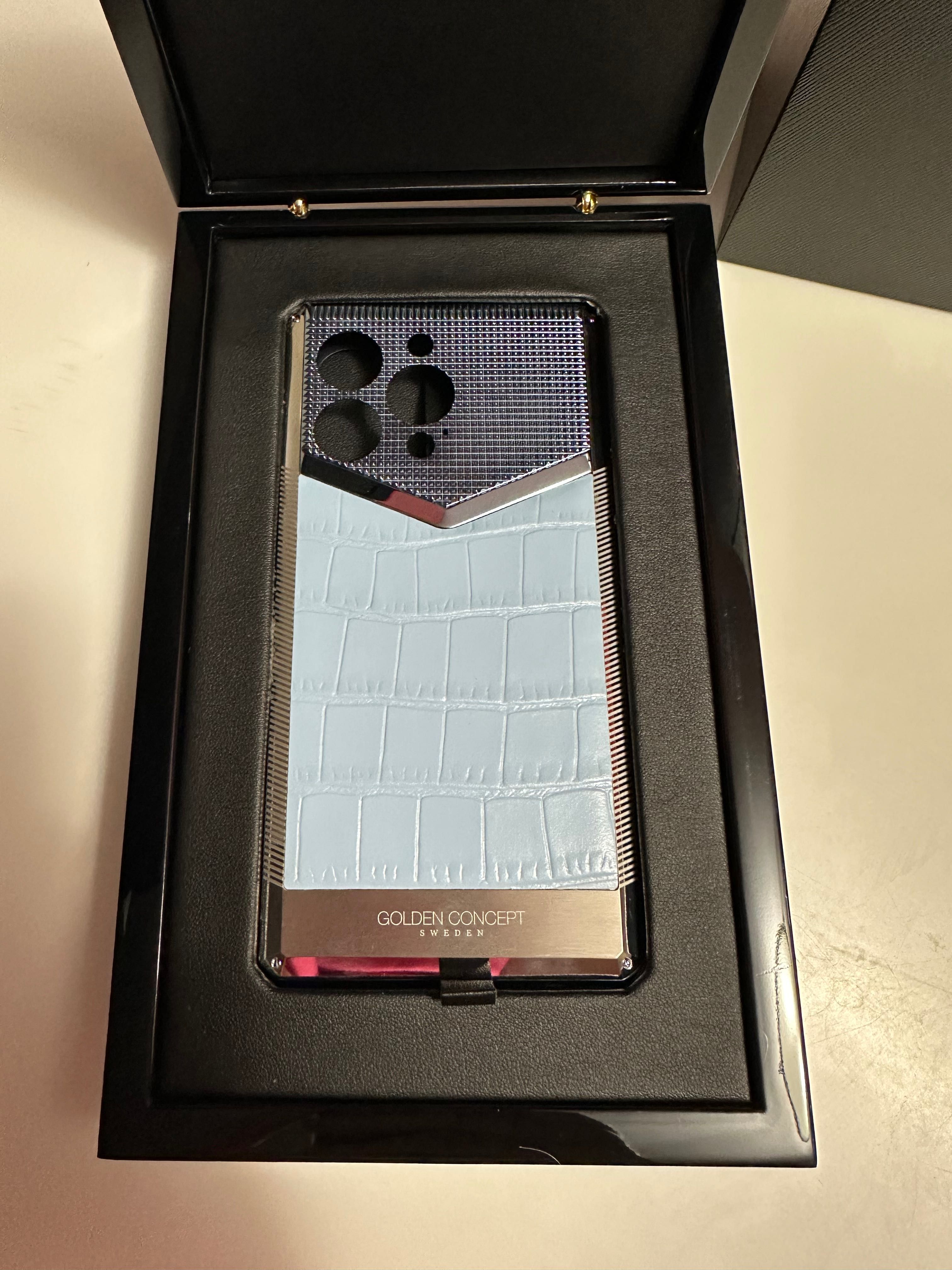 Чохол Golden Concept Sweden на IPhone 13 Pro. Оригінал!