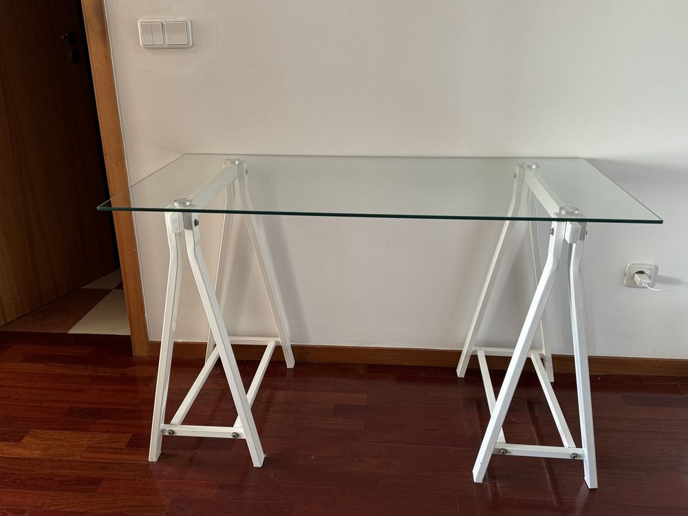 Secretaria com cadeira