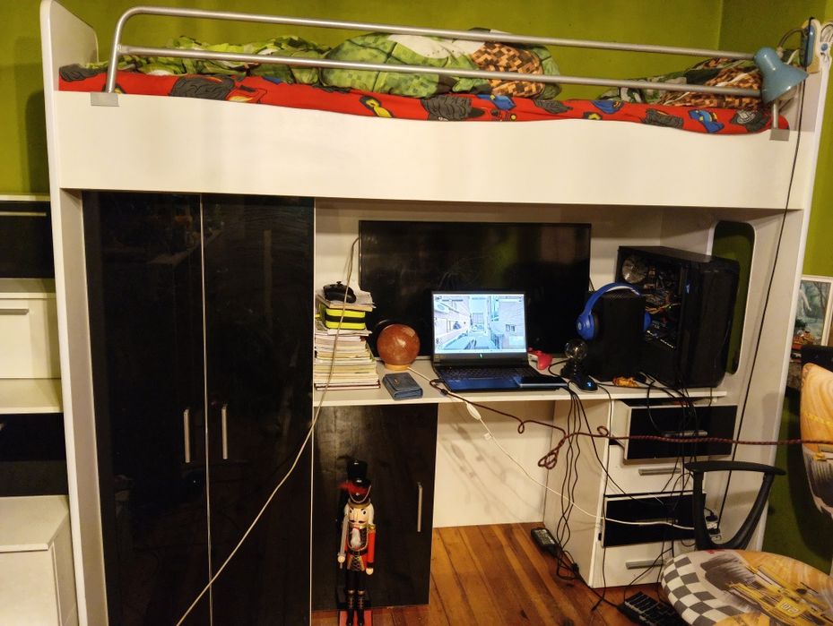 Łóżko piętrowe, biurko, szafa różowe i czarne